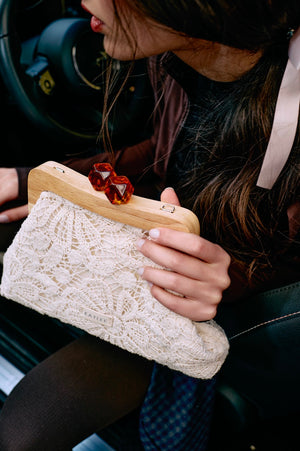 LACE CLUTCH