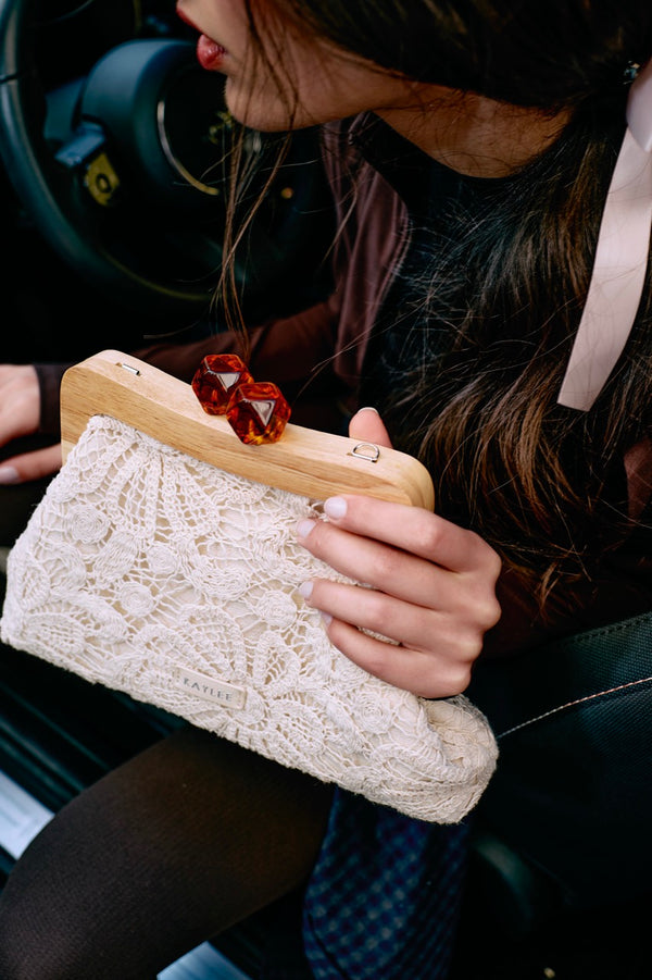 LACE CLUTCH